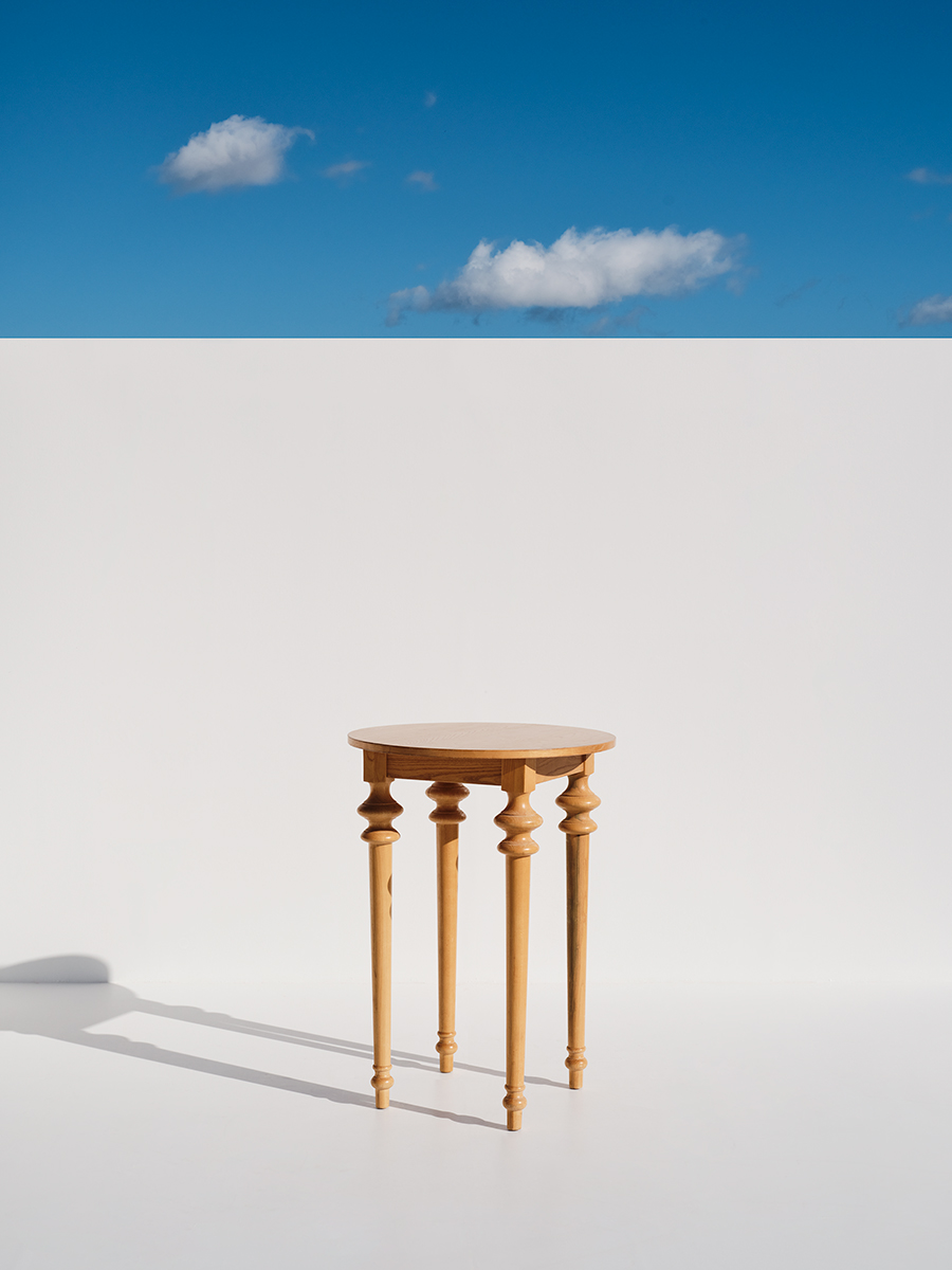Zeus Natural Round Bar Table
